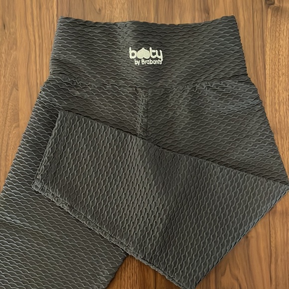 Booty by Brabants Croco Skin Cropped Legging, one size fits most, in Luna (grey) - Picture 4 of 6